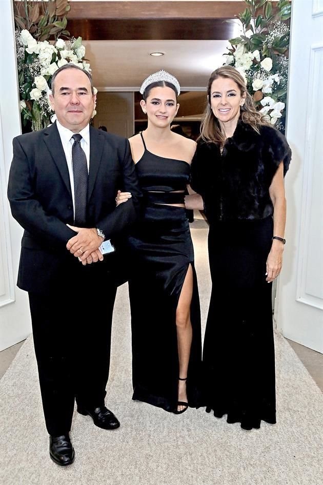 Jorge Maldonado, Romina Maldonado, reina saliente e Irma Ravizé de Maldonado