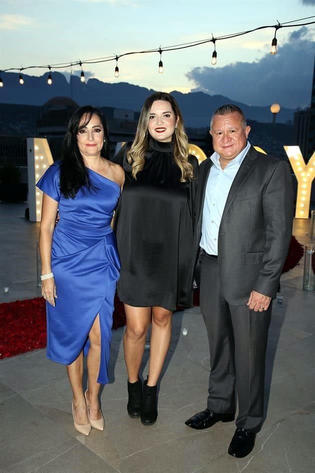 Verónica Hinojosa de Torres, Valeria Argumedo Hinojosa y Daniel Torres Santos