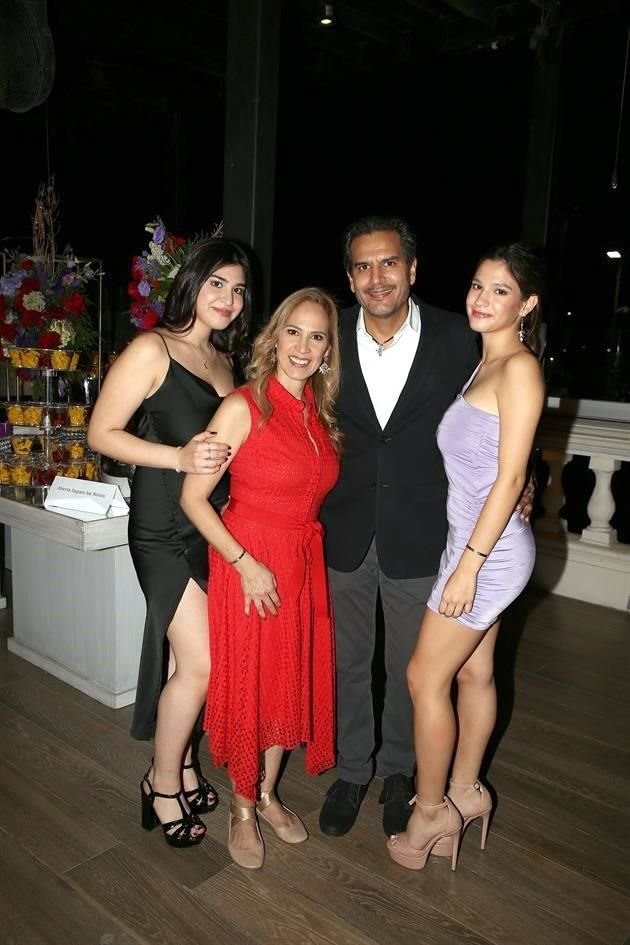 Romina Delgado Chávez, Gloria Chávez de Delgado, Gessler Delgado y Ximena Delgado Chávez