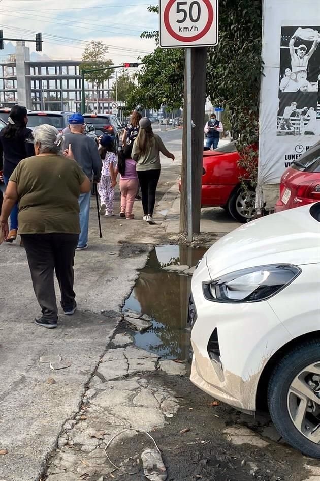 El grupo de vecinos recorrió la Avenida Alfonso Reyes, pero aseguraron que no pudieron transitar por la banqueta por los obstáculos que encontraron.