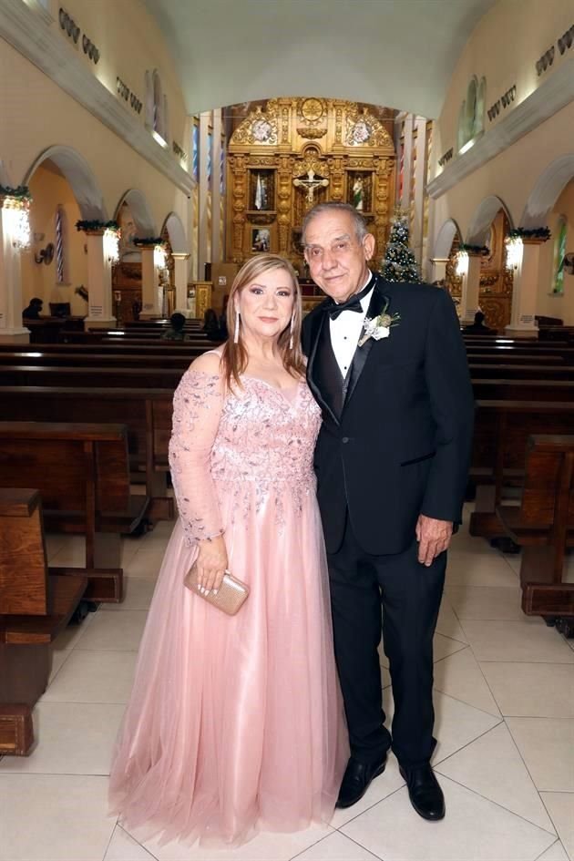 PADRES DEL NOVIO Martha Guadalupe Moreno de González y Juan Ángel González González