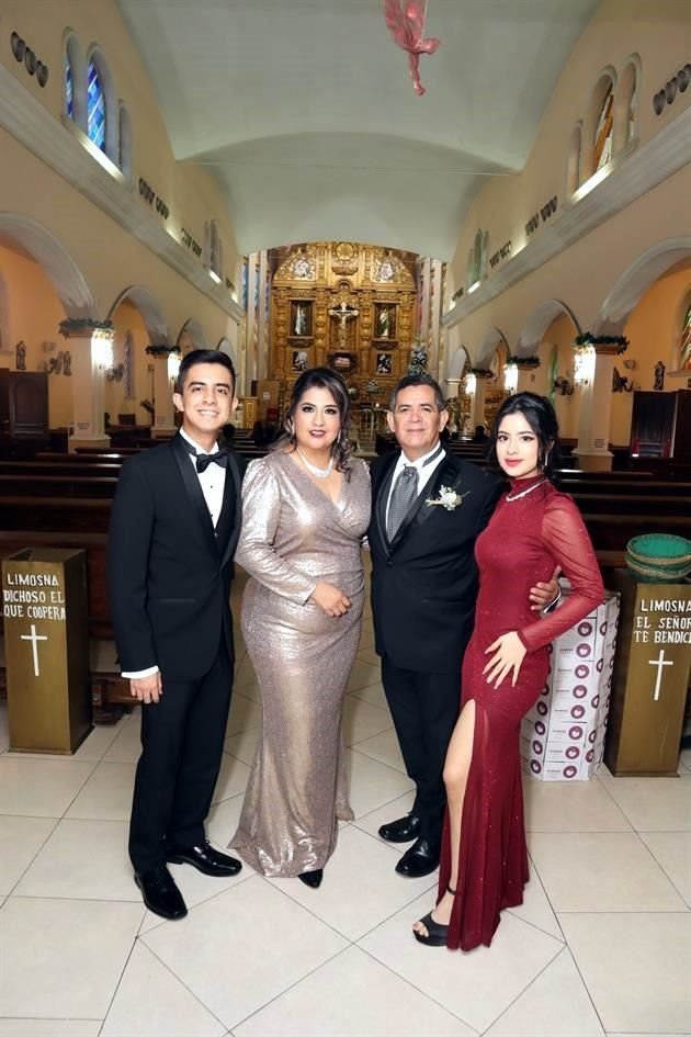 FAMILIA DE LA NOVIA Alejandro Villarreal Hernández, Ninfa Elizabeth Hernández de Villarreal, Alejandro Villarreal Sánchez y Gabrela Villarreal Hernández