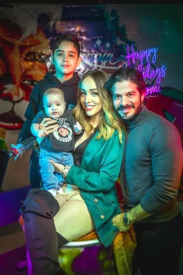 GABRIELA LOZOYA DE MARTÍNEZ<br>Y RENÉ MARTÍNEZ GARZA<br>CON DIEGO Y RENÉ<br>MARTÍNEZ LOZOYA