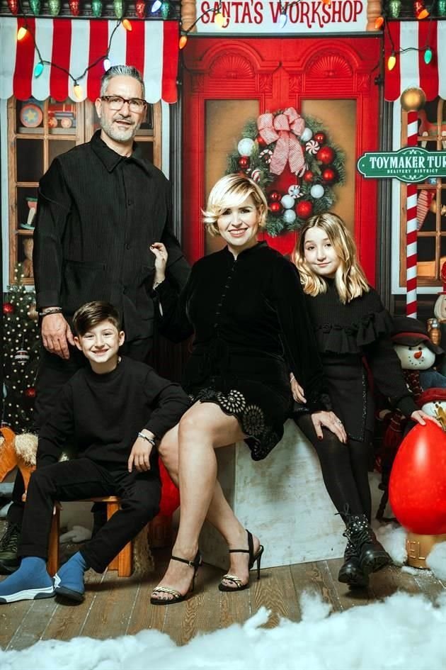 WENDY CÁRDENAS DE ELIZONDO E IVÁN ELIZONDO CON DIEGO Y PAULINA ELIZONDO CÁRDENAS