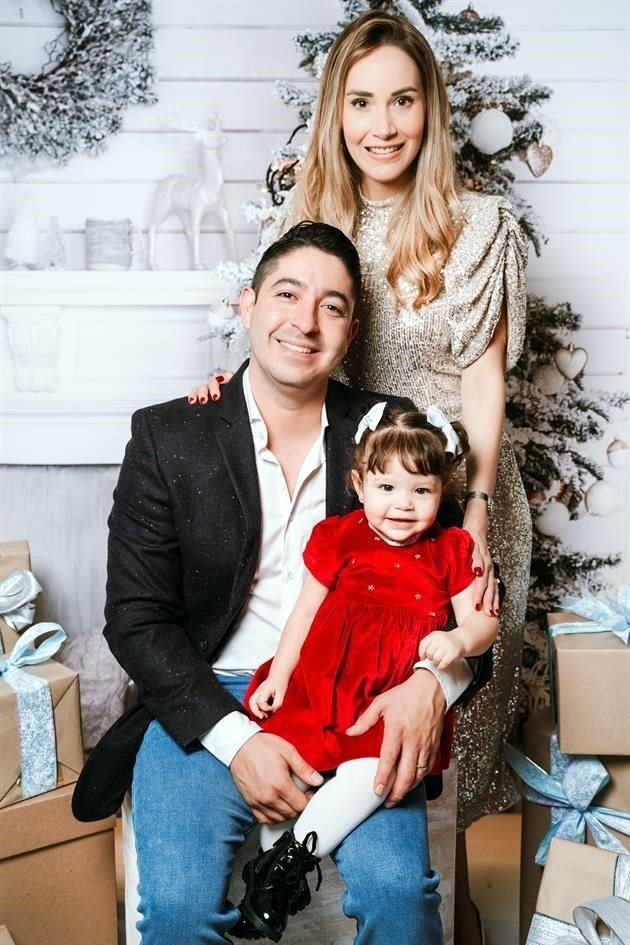 YULIANA NILO DE DURÁN Y OMAR DURÁN CON JULIETA DURÁN NILO