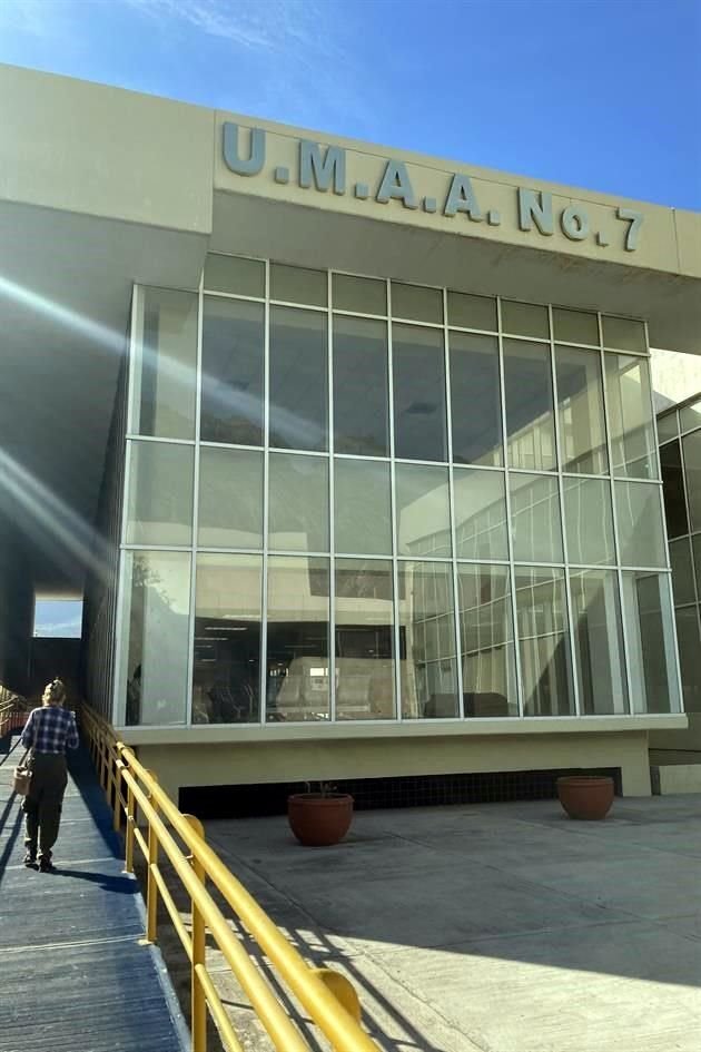 Pacientes con cáncer denunciaron ayer desabasto de medicamentos oncológicos en la clínica del IMSS ubicada, en la Colonia La Leona, en San Pedro.