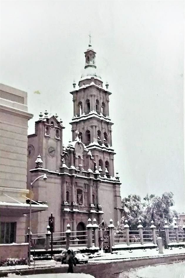 La Catedral de Monterrey (izq.) capturada por un desconocido. A la derecha, imágenes de la Calzada Madero del reconocido fotógrafo Alberto Flores Varela, fallecido en el 2004.