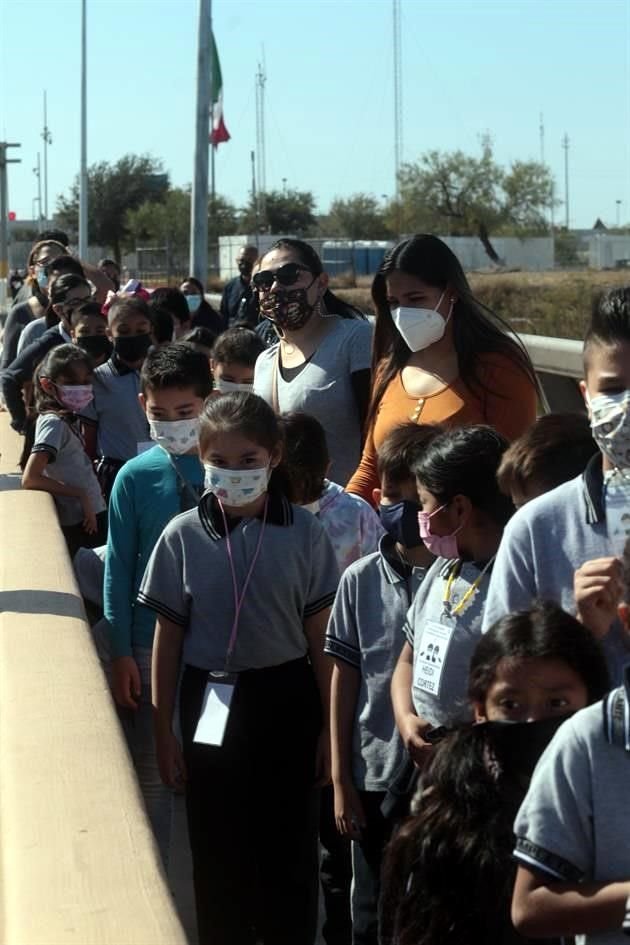 Los primeros 363 niños de ocho escuelas públicas del área metropolitana comenzaron a ser vacunados contra Covid con dosis de Pfizer en el Puente Internacional Colombia, en Anáhuac.