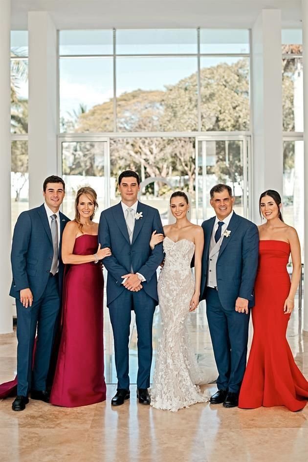 FAMILIA DE LA NOVIA. Arturo González Scott, Verónica Scott de González, los novios, Arturo González Gutiérrez y Vero González Scott