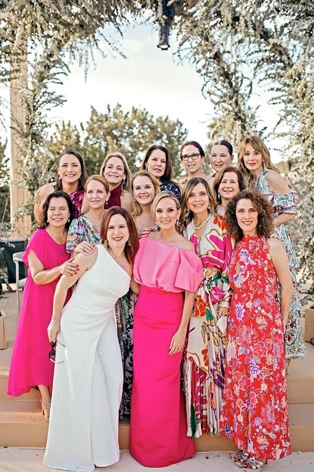 La  mamá del novio con un grupo de amigas.