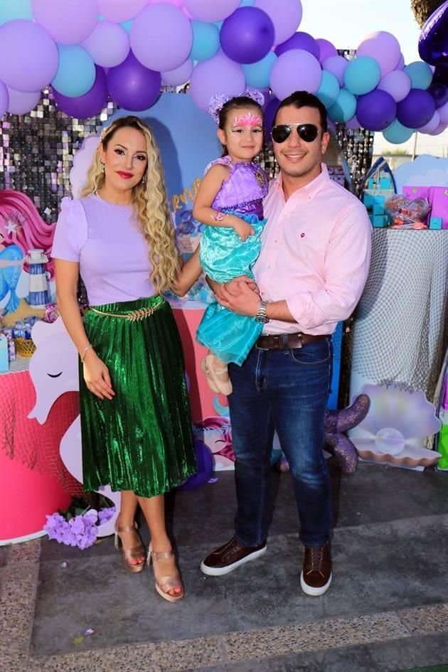 Vivi Villarreal de Pérez Salinas, la festejada y David Pérez Salinas Montemayor