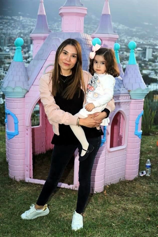 Alejandra Yllán y Bárbara Riojas
