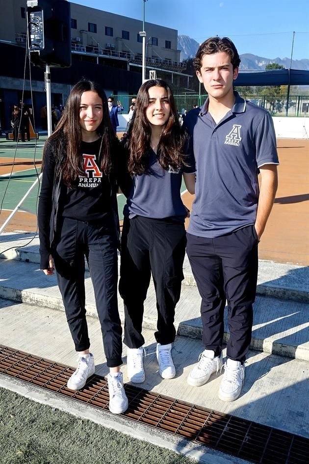 Regina Elizondo, Juliana Llarena y Santiago Borrego