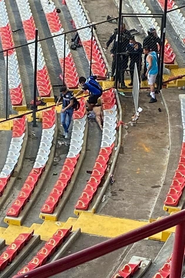 Una bronca campal entre barristas de Gallos y Atlas provoca que afición invada por seguridad la cancha de La Corregidora. El juego es suspendido cuando ganaban los Rojinegros.