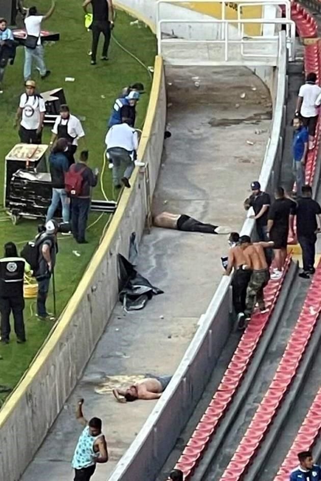 Una bronca campal entre barristas de Gallos y Atlas provoca que afición invada por seguridad la cancha de La Corregidora. El juego es suspendido cuando ganaban los Rojinegros.