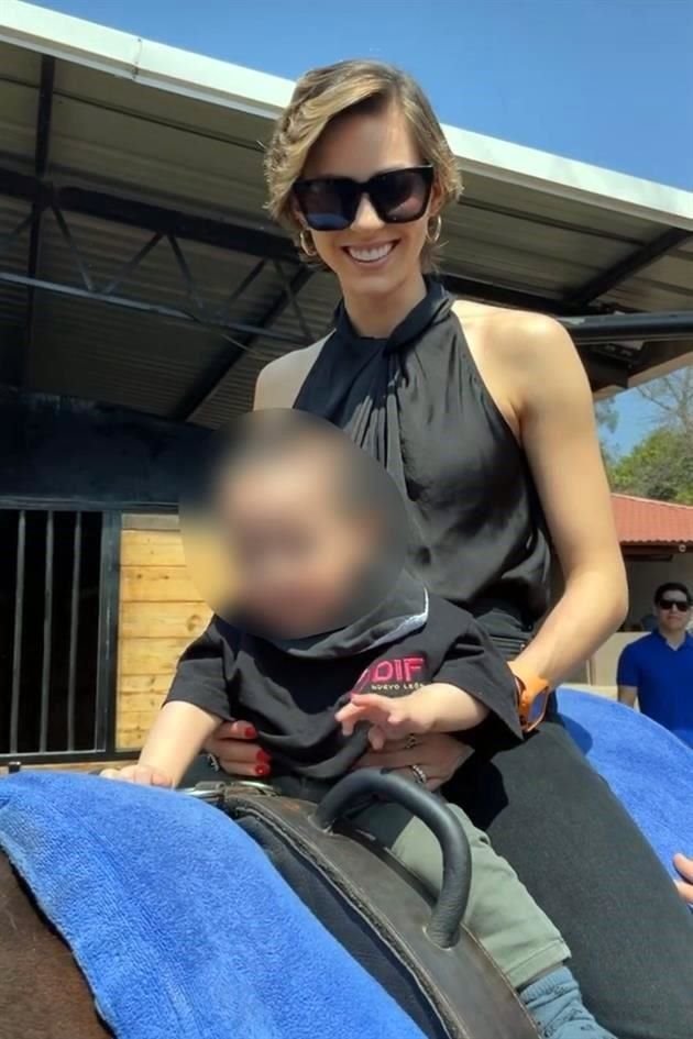 Mariana Rodríguez subió a un caballo al bebé Emilio, de 10 meses de edad.