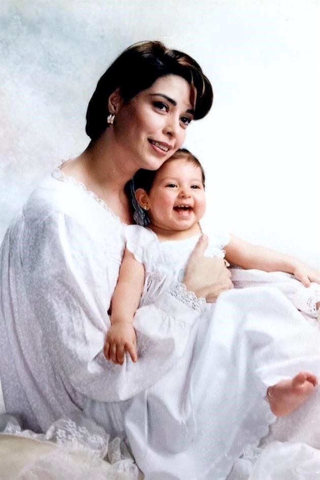 Con su madre Mónica Cortés de Rodríguez.