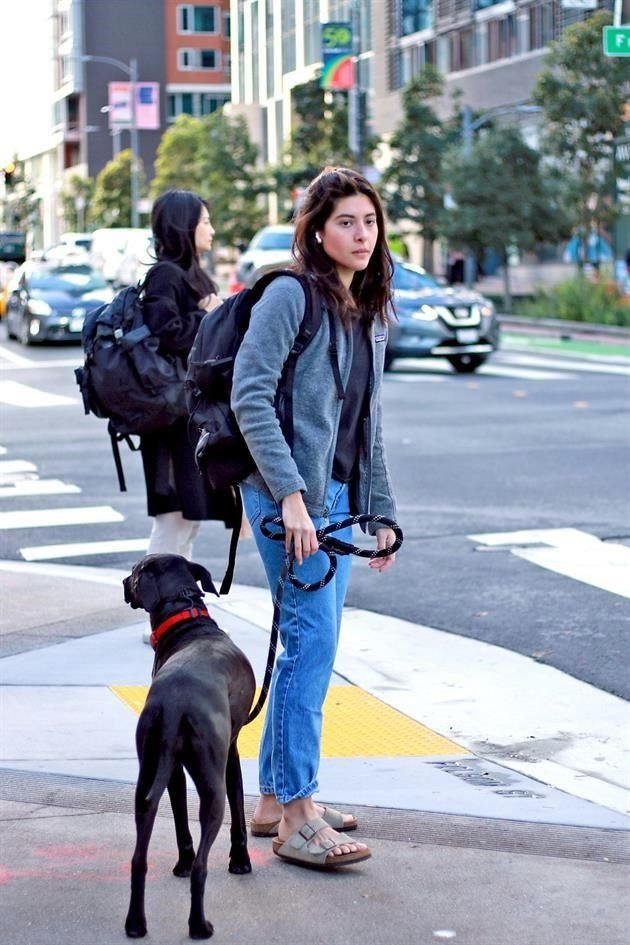 En el centro de San Francisco con su perrita 'Luna', en el área del South of Market, conocido como SoMa.
