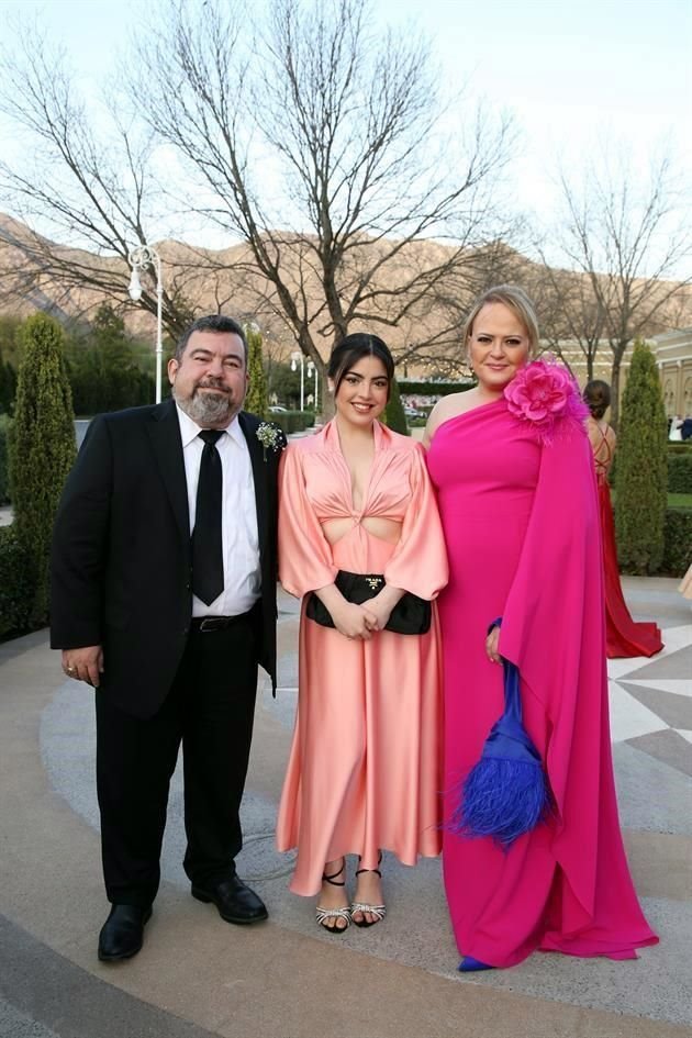 Jorge Torres, Viviana Torres y Carla Medina de Torres