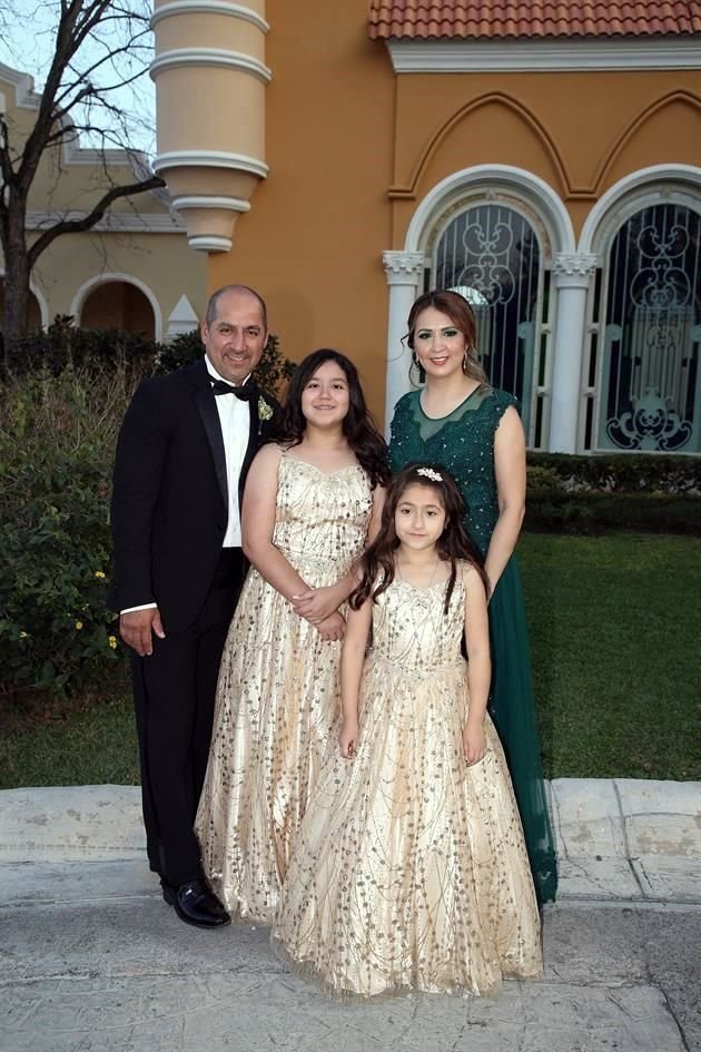Anselmo Sánchez, Danna Sofía Sánchez, Flor González de Sánchez e Ivana Lucía Sánchez