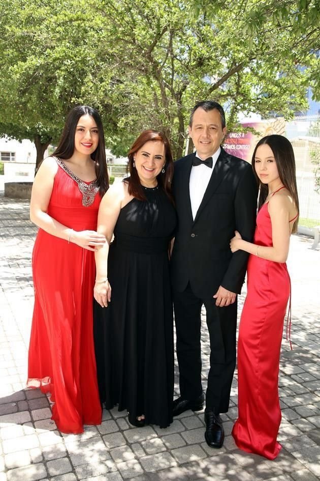 Alejandra Villarreal, Gabriela Taffinder, Homero Villarreal y Camila Villarreal
