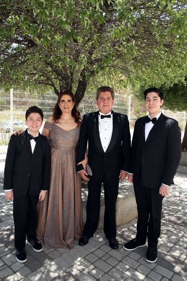 Santiago Vargas, Claudia Vargas de Vargas, José Vargas y Daniel Vargas