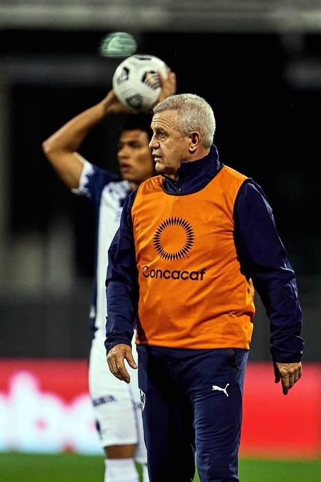 Javier Aguirre arrancó el partido con un cuadro alterno que tuvo problemas para acomodarse en la cancha.