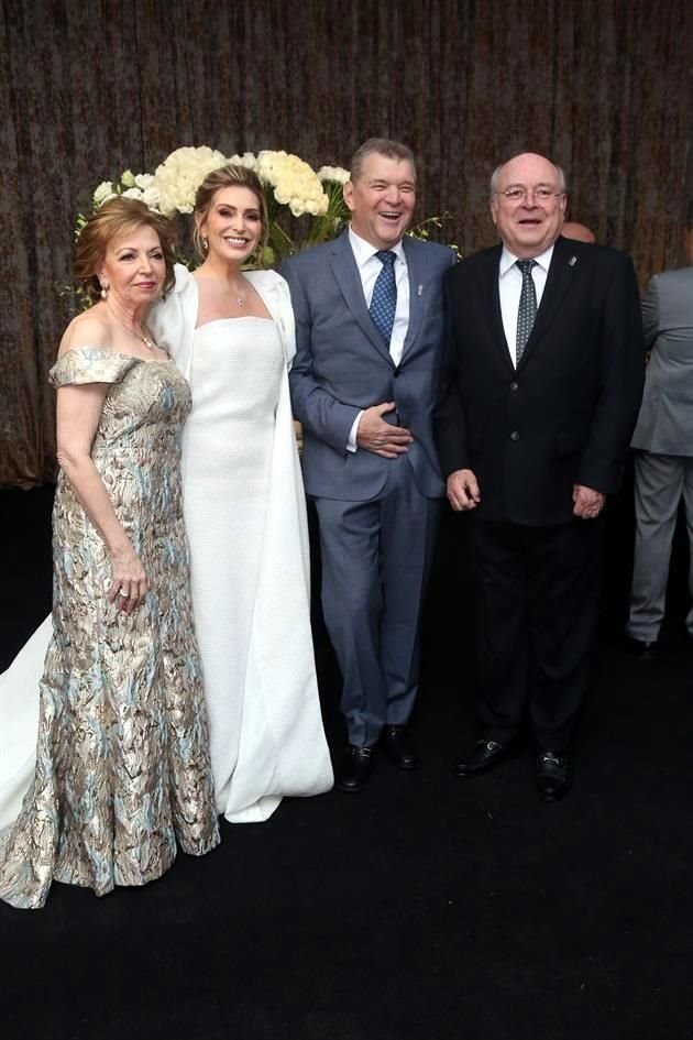 Odette Porte de Gómez del Campo  e Ignacio Gómez del Campo con los novios
