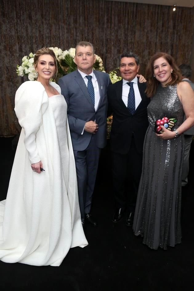 Raúl Alcala y Mercedes Martínez de Alcala con los novios