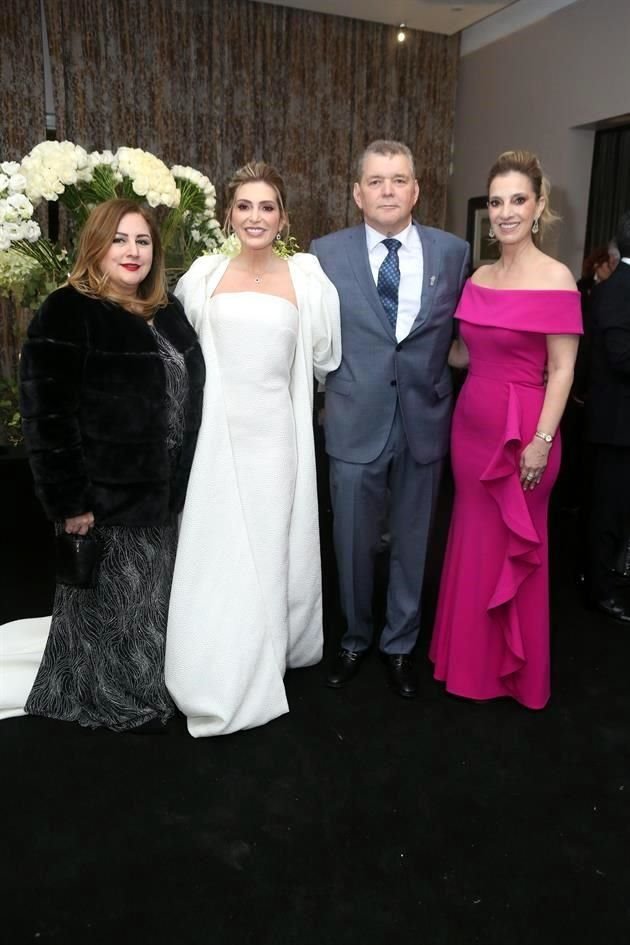 Olga Moreno, los noivos y Mayela González 