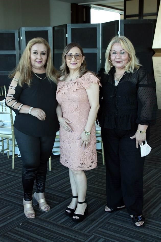 Nancy Carmona, Carmen Vélez y Betty Carmona