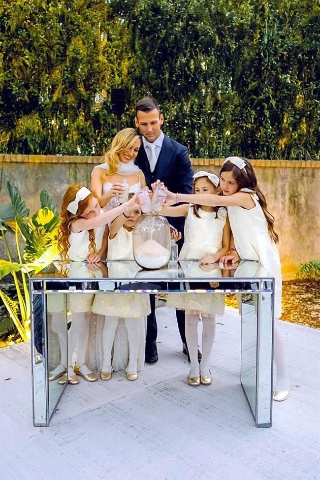 Los novios y sus hijas: Eugenia Sepúlveda Cortés, Julianna Sepúlveda Cortés, Raquel de León Salinas y Victoria de León Salinas participaron en la ceremonia de bendición.