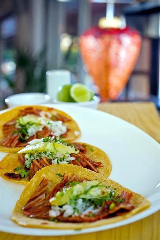 Suma a tu biblioteca investigaciones y recetarios básicos para entender la relevancia de los tacos en la gastronomía mundial.