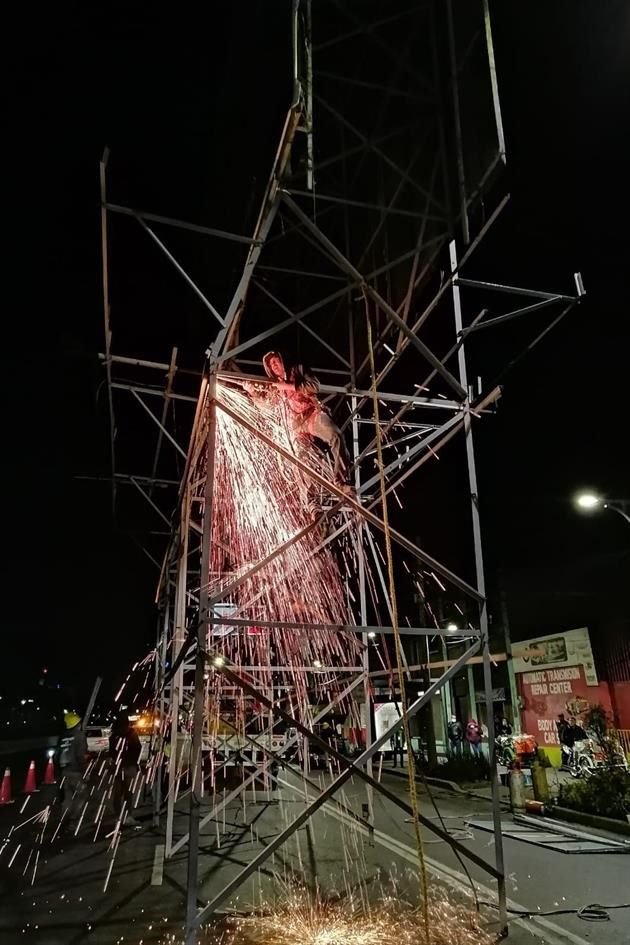 El Invea desmanteló dos anuncios en la Benito Juárez por tener condiciones de riesgo.