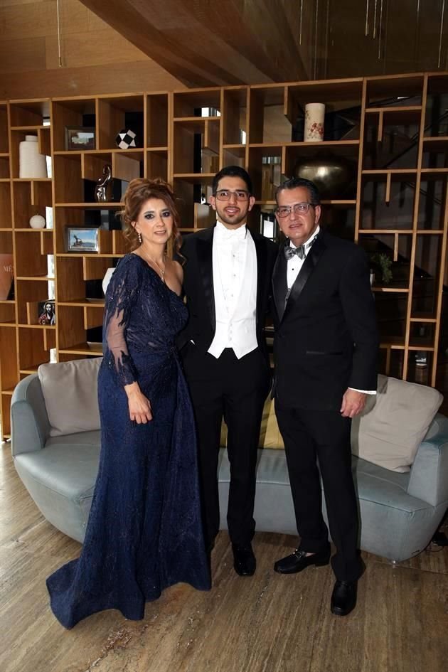 Claudia Trejo de Siller, Mauricio Siller Trejo y Guillermo Siller Martínez