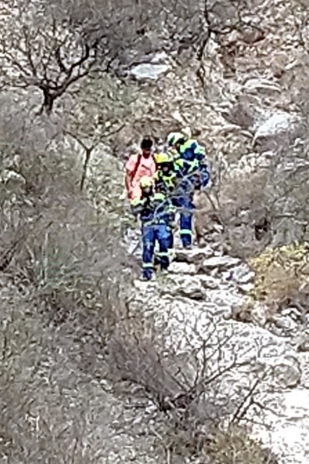 El paseante dijo a los socorristas que padece de vértigo y temor a las alturas.