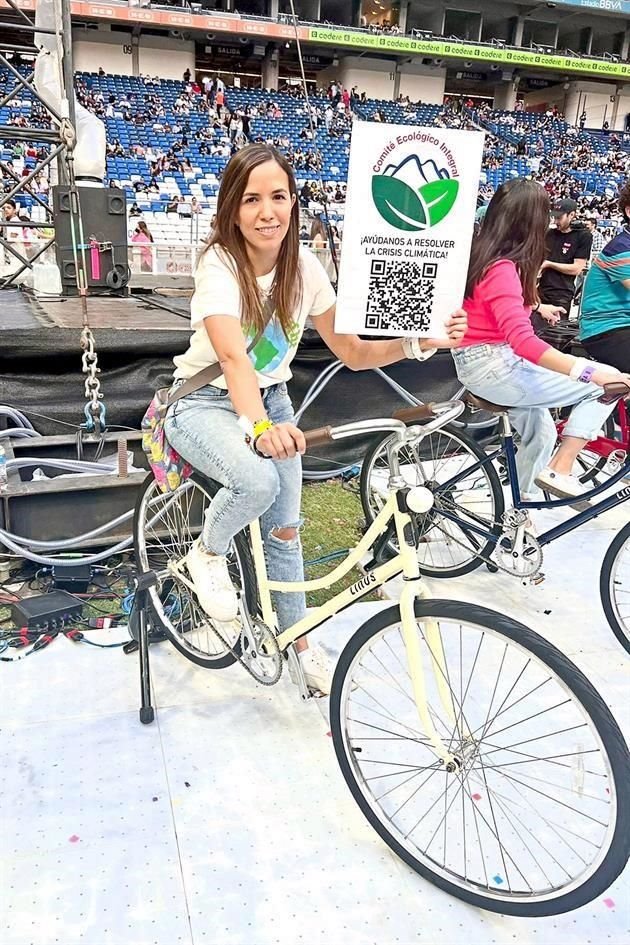 Pedaleando, Valeria Villarreal genera energía<br>que sería utilizada para el concierto.