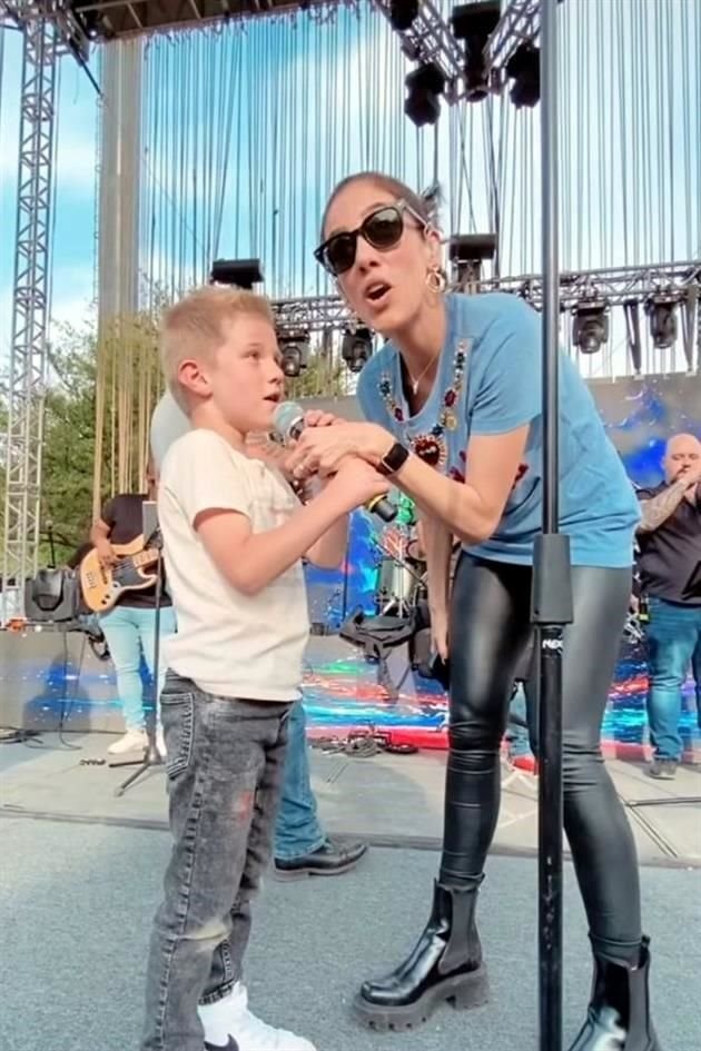 Sandra Echeverría dejó que su hijo Andrés cantara y tocara la batería mientras ella hacía el sound check.