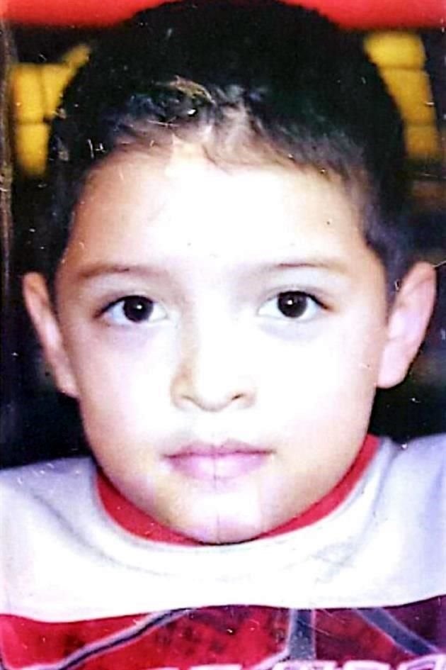 El caso de Omar, de 11 años, que murió electrocutado al tocar cables sueltos de una luminaria en Escobedo, fue evidenciado en el 2018.
