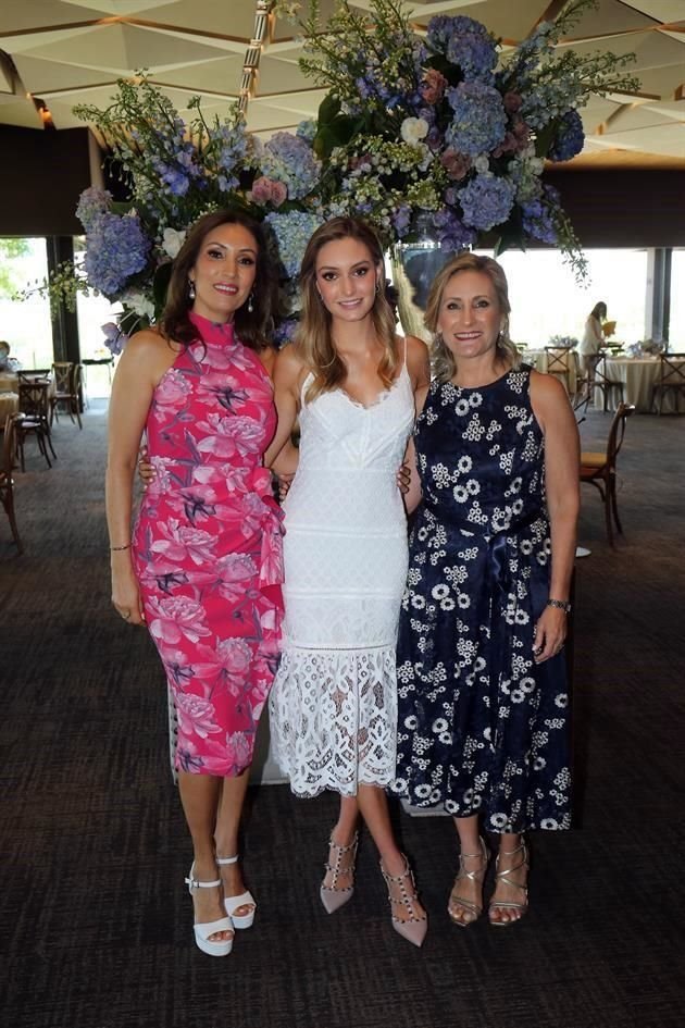 Blanca Díaz de Cantú, la novia y Nora Andrade de Guajardo