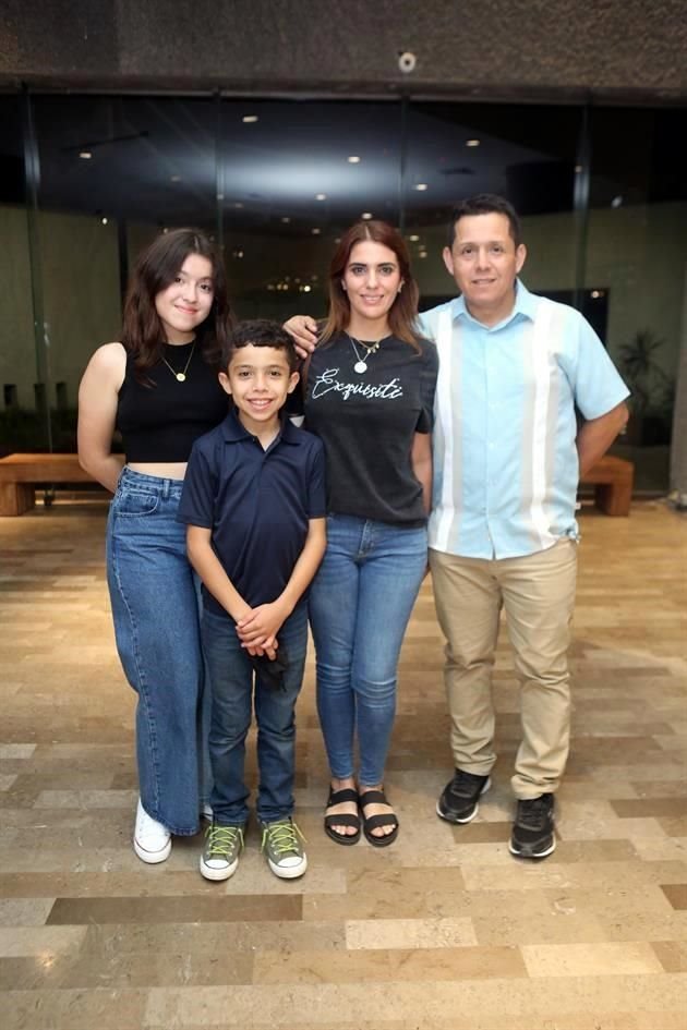 Paola Loredo, Roberto Loredo Jr., Yaneth Chávez y Roberto Loredo