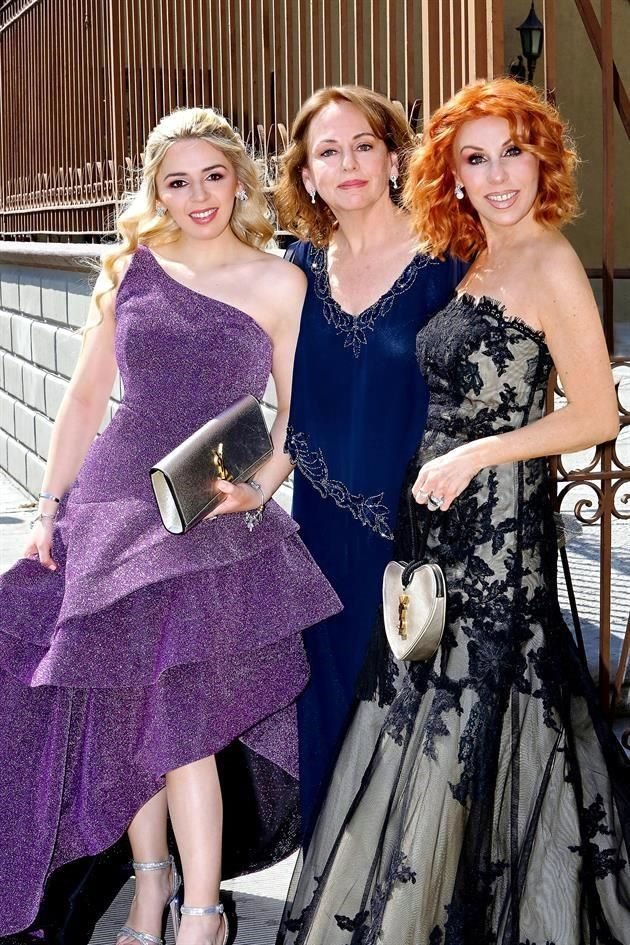 Fernanda Escámez, Tutui Escámez y Laura Barrera de Escámez