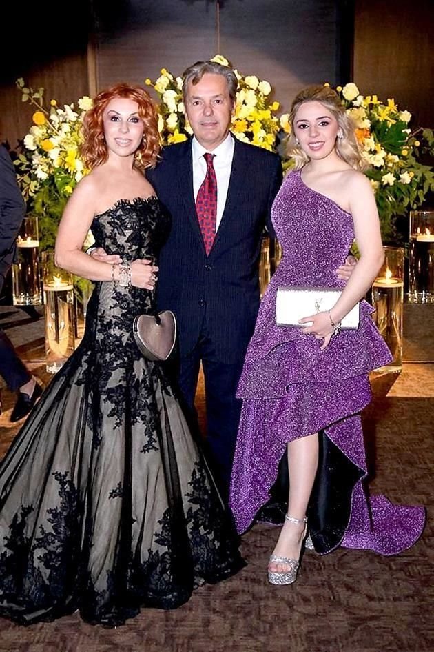Laura Barrera de Escámez, Mauricio Escámez y Fernanda Escámez