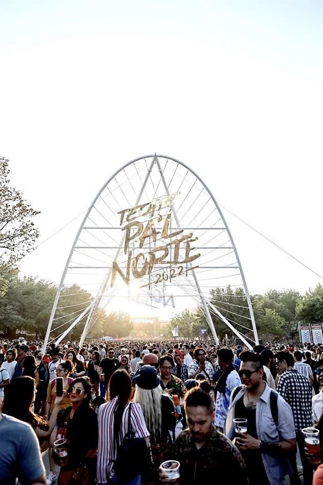 El Festival Tecate Pa'l Norte celebra su décima edición ante miles de asistentes que disfrutan de bandas como Maroon 5, Morat, Simple Plan y The Strokes el fin de semana en el Parque Fundidora