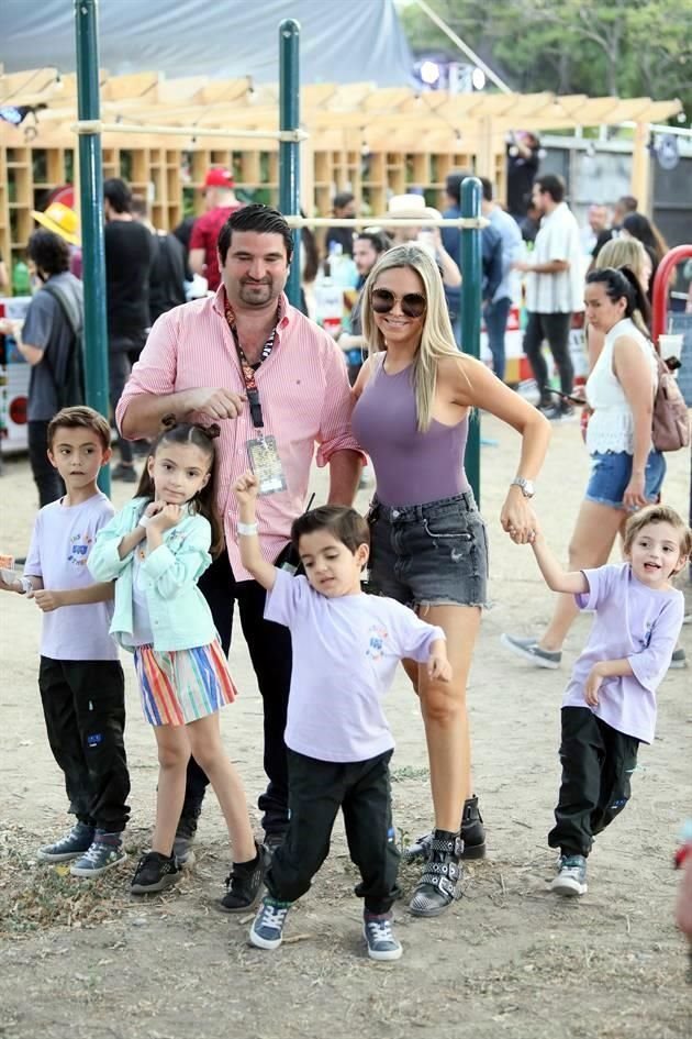Óscar Flores y Marcela Rodríguez de Flores con sus hijos