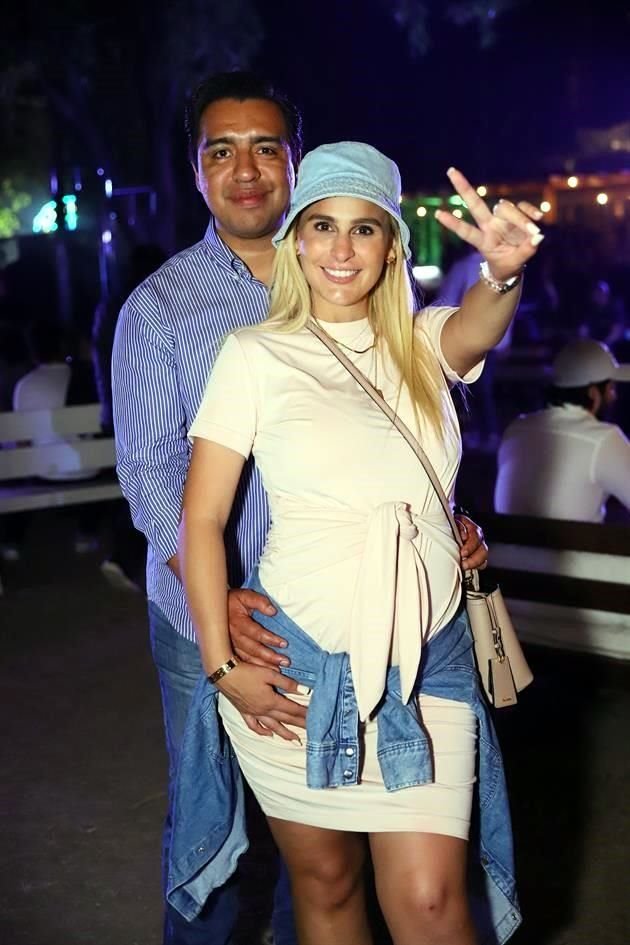 Jesús Nava y Paola Yves