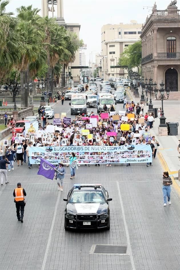 Por segundo día consecutivo, ciudadanos exigen justicia por desaparecidos en Nuevo León.