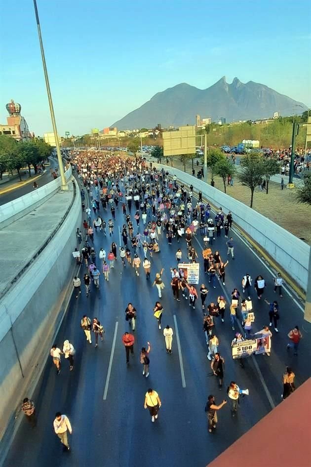 Miles de personas protestan y demandan justicia por las desaparecidas en Nuevo León.