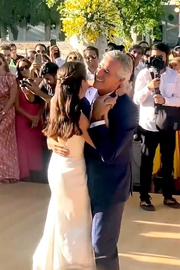 La novia baila con su papá Paco Torre