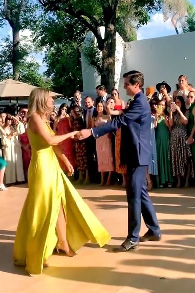 Alejandra Gómez de Salas baila con su hijo Fernando González Gómez